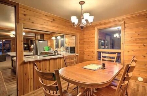 Gardiner House | Premier Home 4 Bedroom 2 Bathroom on Yellowstone River 10 min to Park Entrance