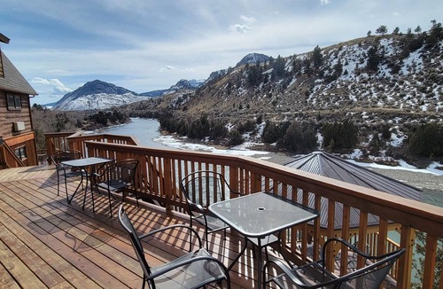 Gardiner House | Premier Home 4 Bedroom 2 Bathroom on Yellowstone River 10 min to Park Entrance