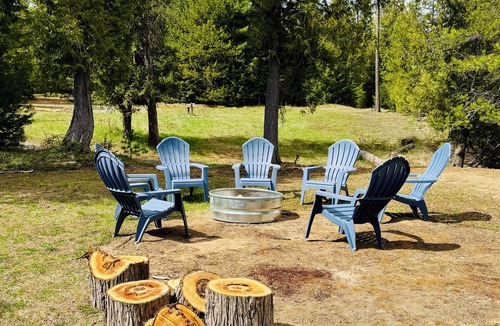 Priest River House | Priest Lake 20-acre creek-front retreat sleeps 13+, near golf & lake!