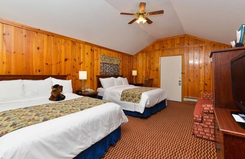 Cody House | Prime Downtown Location! On-site Pool and FREE Parking!