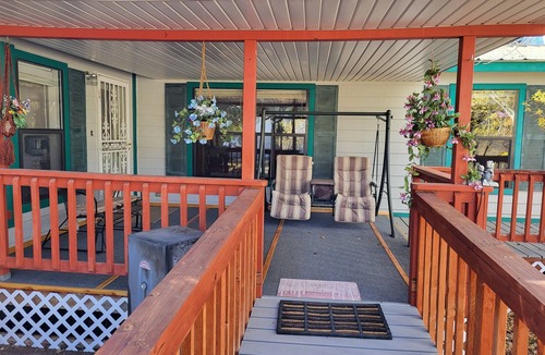 Robertson House | Private 10 room house W/7 beds! Safe, Secluded, Surrounded by creeks, & aspen.