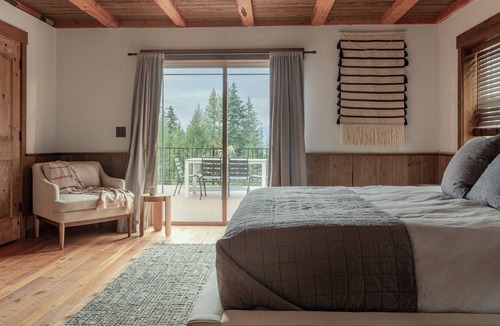 Marion House | Private 20 acre family retreat that sits right above the stunning Ashley Lake