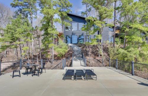 Waterloo House | Private Dock & River Views: Modern Gem in Waterloo