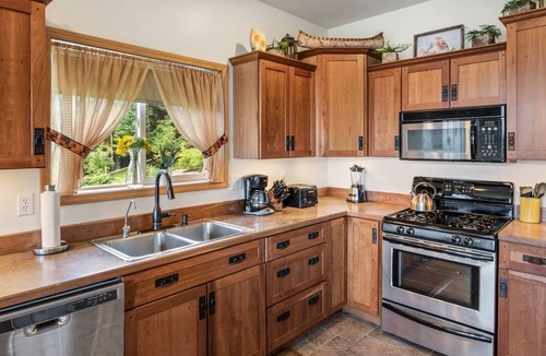 Sagle House | Private Home on 20 acres | Lake Views | 5 mins to Garfield Bay