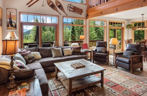 Sagle House | Private Home on 20 acres | Lake Views | 5 mins to Garfield Bay