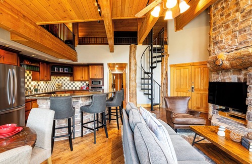 Deer Valley Condo | Private Hot tub & BBQ, Shuttle! Luxury Amenities & walk to lifts