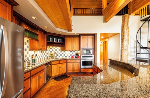 Deer Valley Condo | Private Hot tub & BBQ, Shuttle! Luxury Amenities & walk to lifts