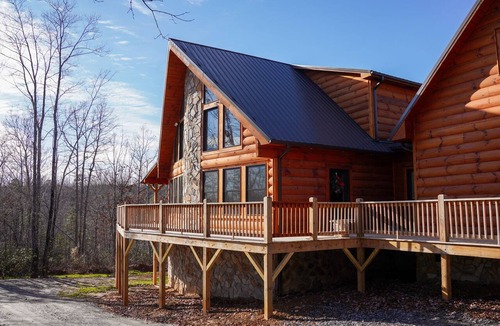 Mount Airy Cabin | Private Mountain Lodge 5 Masters, Large Cabin Mt. Airy, NC