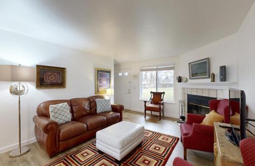 Southeast Boise House | Private Townhome - Mountain Views & 2 Baths
