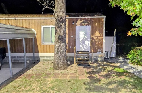 Brundidge House | Quaint Backyard Tiny House 1-bedroom with Fire Pit, WiFi, in quiet Brundidge