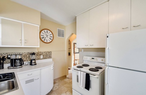 Cedar Rapids Cottage | Quaint Cedar Rapids Home, 4 Mi to Downtown!