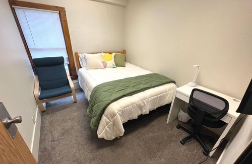Eugene Apartment | Queen Room Summary: D