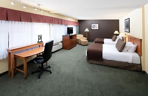 Kalispell Hotel | Quick Nature Escape! Pool, Pet-friendly Property Near Lone Pine Visitor Center!