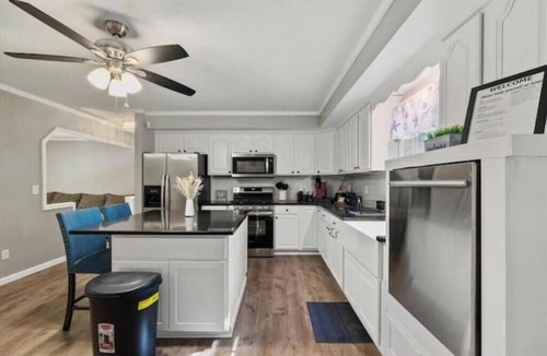 Raleigh House | Raleigh Oasis: City Convenience Meets Country Calm