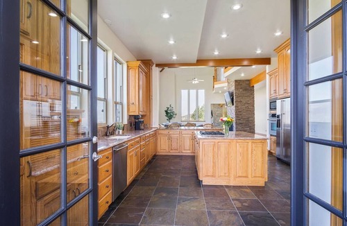 Eagle Mountain House | Ranch Mansion Massive Hot Tub XL Groups & Weddings