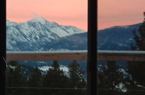 Grantsdale Cabin | Real stone cabin, wake to million dollar views, abundant wildlife.