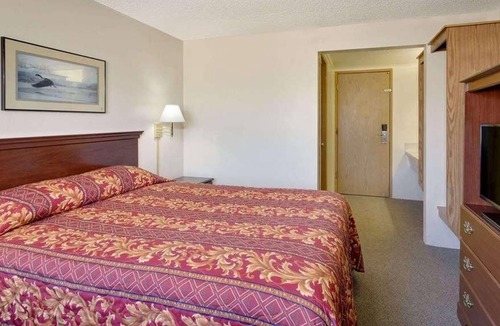 Evanston House | Relax and Recharge in Knights Inn Evanston! Free Parking, Pets Allowed