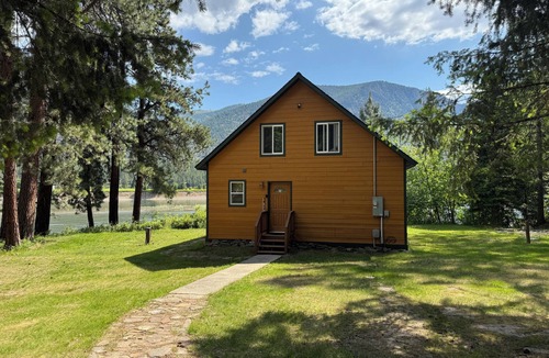 Plains Cabin | Relax and unwind in a family cabin on the Clark Fork River