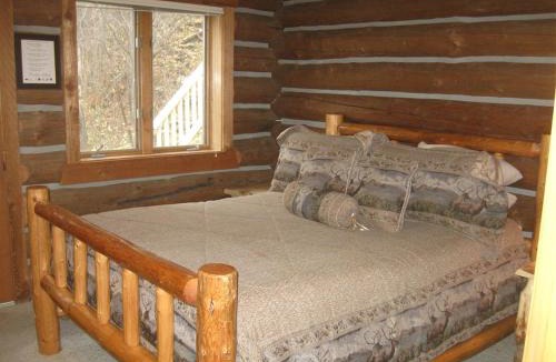 Darby House | Relaxing Glamping Vacation: Fantastic Log Cabin with a Hot Tub in Darby, MT
