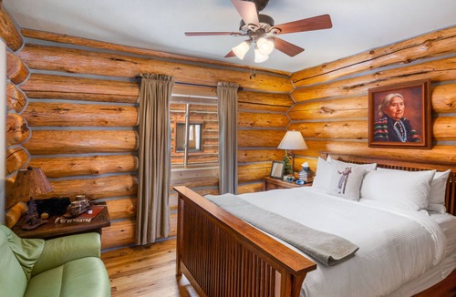 West Yellowstone House | Relaxing Lakeside Getaway on Beautiful Hebgen Lake! HOT TUB with lake views- Beachside Lodge
