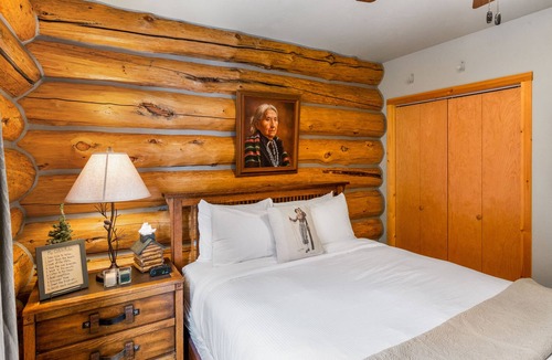 West Yellowstone House | Relaxing Lakeside Getaway on Beautiful Hebgen Lake! HOT TUB with lake views- Beachside Lodge