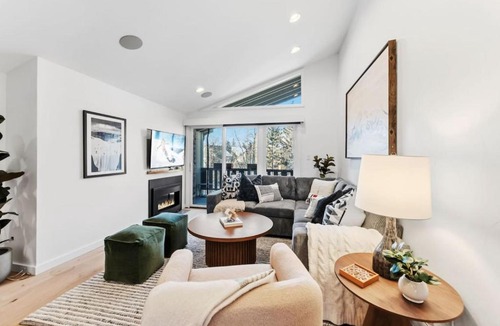 Vail House | Remodeled 2BR Condo Walk to Lionshead Village
