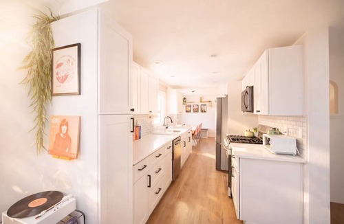 Scenic Heights House | Retro oasis w/private pickleball & sauna, close to Red Rocks & CO ski mountains