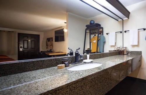 Orchard District Hotel | Retro Pool, Hot Tub & Firepits Near Old Mill District & Downtown Bend