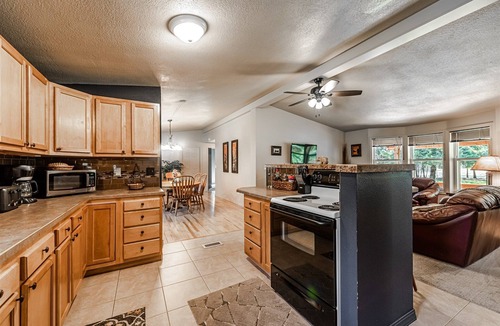 Riverbend House | ⭐️ Riverbend Retreat ⭐️ Riverfront⭐️Relax by the fire