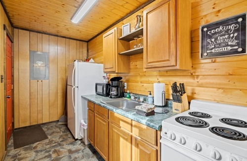 Dillsboro Cabin | Riverfront Cabin, Mountain Views, Fishing, and Rafting!