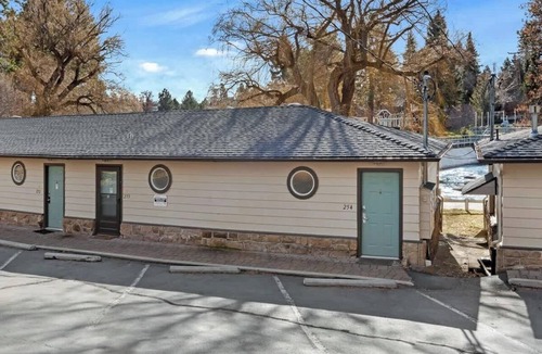 Bend Condo | Riverfront Studio with Trail Access!
