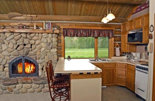 Darby House | Rocky Mountains Nature Escape: Amazing Log Cabin with a Hot Tub in Darby, MT