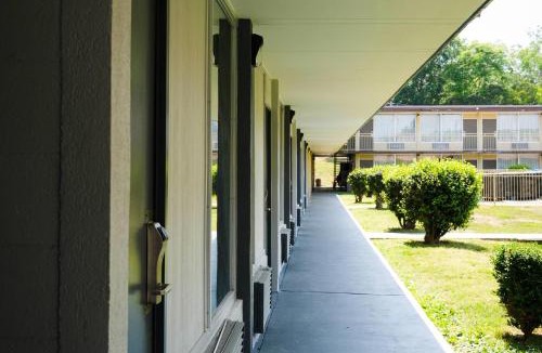 Monroe Hotel | Rodeway Inn Monroe