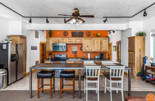 Zion National Park South Entrance Apartment | Romantic getaway/Staycation/Friend trip home base! 1 M to ZNP, Shuttle stop #5