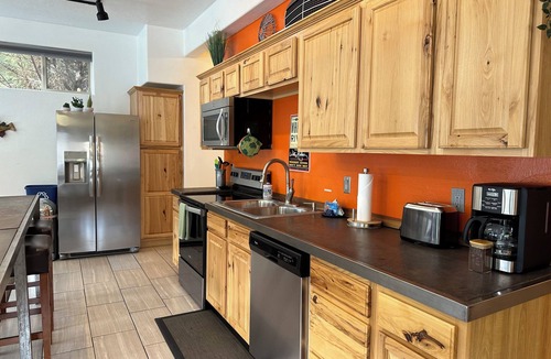 Zion National Park South Entrance Apartment | Romantic getaway/Staycation/Friend trip home base! 1 M to ZNP, Shuttle stop #5