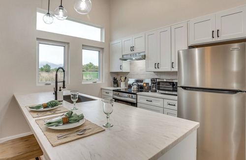 Palisade Cottage | Romantic Wine Country Farmstay in Posh Cottage