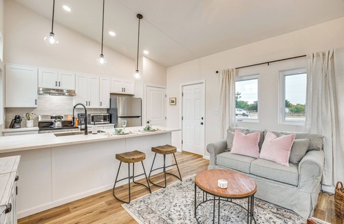 Palisade Cottage | Romantic Wine Country Farmstay in Posh Cottage