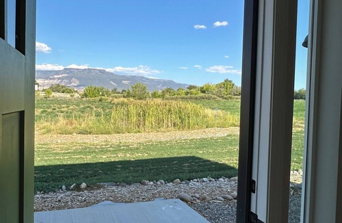 Palisade Cottage | Romantic Wine Country Farmstay in Posh Cottage