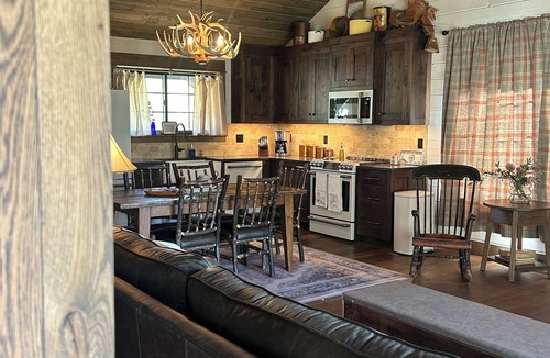 Gardiner Cabin | Rustic Elegant Cabin 5 Mns to YNP ~ Open Year Round