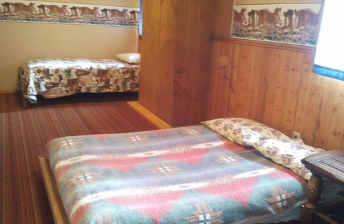 Dillon Cabin | Rustic, Horse Prairie Room with 3 Beds in Grant MT.