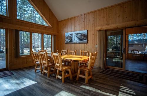 Babbitt House | Rustic Luxury - Bent Paddle - Parking - Fast Wi-Fi CB14