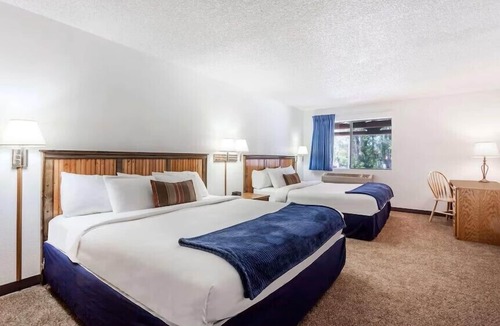 Ponderay Hotel | Sandpoint Inn