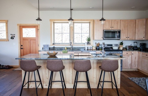 Emigrant House | Sapphire Solace · Sapphire skies and mountain views of a lifetime