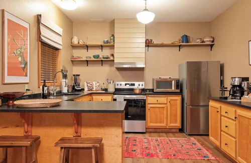 Sandpoint House | Sauna ~ HotTub ~ Luxury Beds ~ Walk to dining