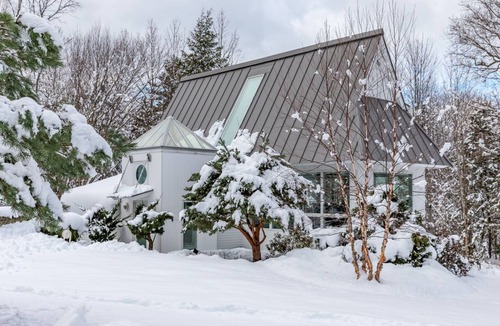 Stowe House | Sauna, open floorplan