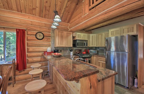 Thompson Falls Cabin | Scenic Riverfront Retreat w/Hot Tub & Kayaks!
