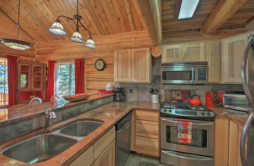 Thompson Falls Cabin | Scenic Riverfront Retreat w/Hot Tub & Kayaks!