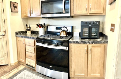 Florissant House | Secluded 4-bedroom Mountain Cabin, Hot Tub, Big Kitchen, Air Conditioning,