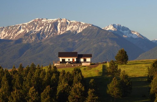 Enterprise House | Serene Traditional Japanese Folk House Kominka with Majestic Mountain Views, Full Kitchen, and Soaking Tub