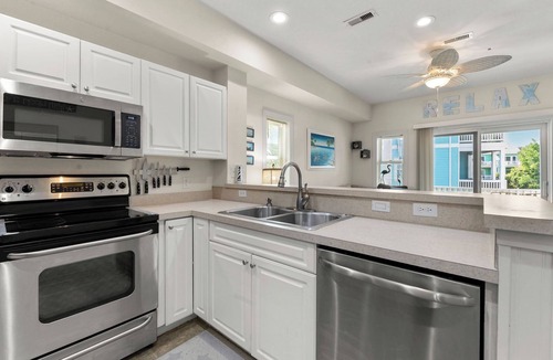 Bermuda Bay House | Shared Pool w/Lazy River | Dog-Friendly